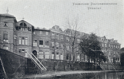 826488 Gezicht op de voorgevel van het Diakonessenhuis (Achter Twijnstraat 30-33) te Utrecht, vanaf de Oudegracht.N.B. ...